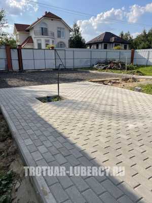 укладка тротуарной плитки брусчатка серого цвета
