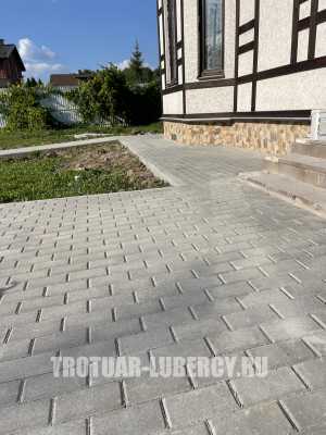 укладка тротуарной плитки брусчатка серого цвета