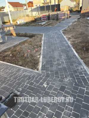 укладка дорожек из тротуарной плитки старый город черная